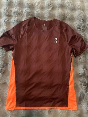 ON RUNNING • T-SHIRTS
Men • Size S • Like new
